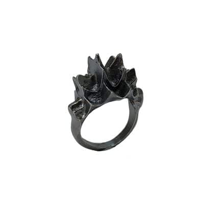 Universo creativo: Anillo "Autodefensa" de plata de ley con acabado negro metálico de pátina. Tiene un aspecto puntiagudo y áspero. Joyería contemporánea artesanal de Emeki Joyas