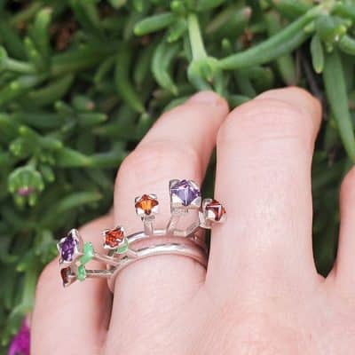 Anillos "Flores altas" de plata de ley, esmalte a fuego y circonitas. Diseño contemporáneo y artesanal de Emeki Joyas