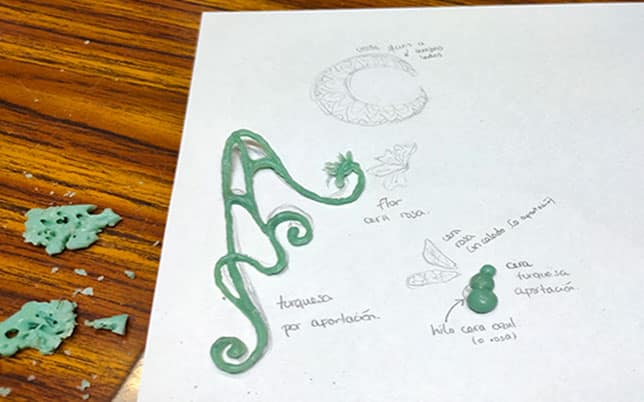 Experiencias de joyería: bocetos a mano alzada de un broche como parte del proceso creativo y cocreación en el taller de Emeki Joyas en Aria, en el Pirineo navarro