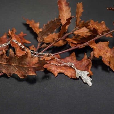 Colgante Haritza pequeño de plata de ley con hoja de roble inspirada en el paisaje del Pirineo Navarro