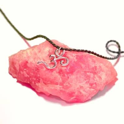 Colgante OM grande en plata de ley, amuleto artesanal con fuerte presencia simbólica.