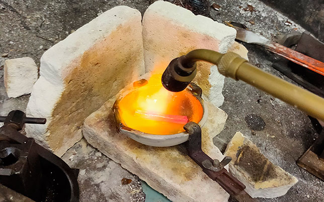Experiencias de joyería: Fundición de joyas antiguas de oro para transformarlas en piezas únicas en el taller de Emeki Joyas, Aria, en el Pirineo navarro