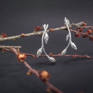 Pendientes maxi de plata de la colección Brotes de haya, brotes de Vida, inspirados en los brotes de las hayas de la Selva de Irati.