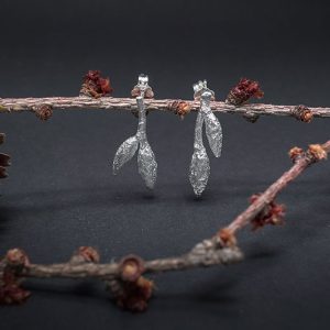 Pendientes medium de plata de la colección Brotes de haya, brotes de Vida, con acabado con pátina negra metálica.