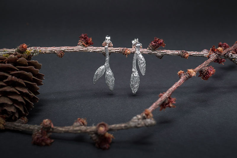 Pendientes medium de plata de la colección Brotes de haya, brotes de Vida, con acabado con pátina negra metálica.