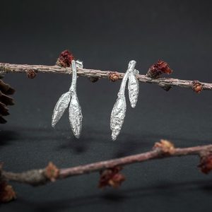 Pendientes medium de plata de la colección Brotes de haya, brotes de Vida, con acabado pulido.