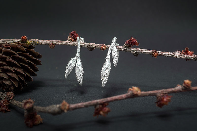 Pendientes medium de plata de la colección Brotes de haya, brotes de Vida, con acabado pulido.