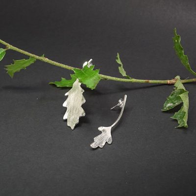 Pendientes asimétricos de plata de ley con hojas de roble del Pirineo Navarro, colección Haritza. Emeki Joyas