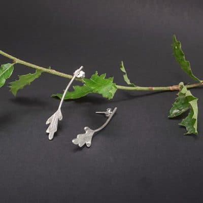 Pendientes Haritza Txiki de plata con hoja de roble pequeña. Vista de frente y de perfil, inspirados en los robles del Pirineo