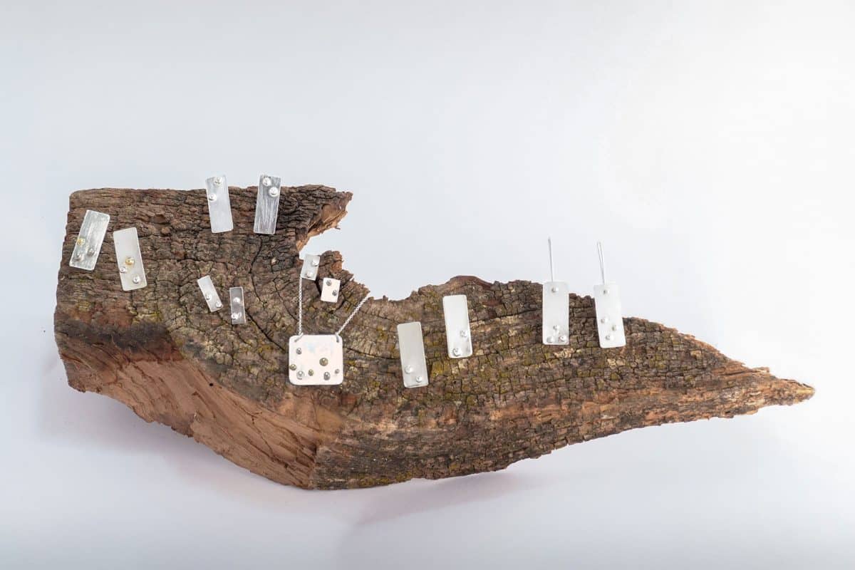 Conjunto completo de la colección Xirimiri de Emeki Joyas, joyería artesanal en plata de ley inspirada en las gotas de lluvia fina ("xirimiri" en euskera) sobre el cristal de una ventana.