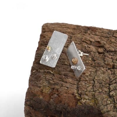 Pendientes Xirimiri medianos de Emeki Joyas con bolitas de oro de 18k y plata, joyería artesanal contemporánea inspirada en gotas de lluvia.