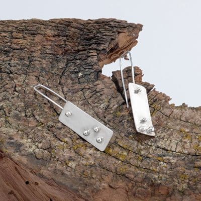 Pendientes Xirimiri móviles de Emeki Joyas, joyería artesanal en plata de ley con gancho, diseño geométrico con mayor movimiento.