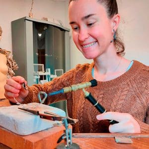 Retrato de Itziar Berruezo, trabajando en el taller de Emeki Joyas con el soplete. Creación de piezas únicas de joyería contemporánea artesanal